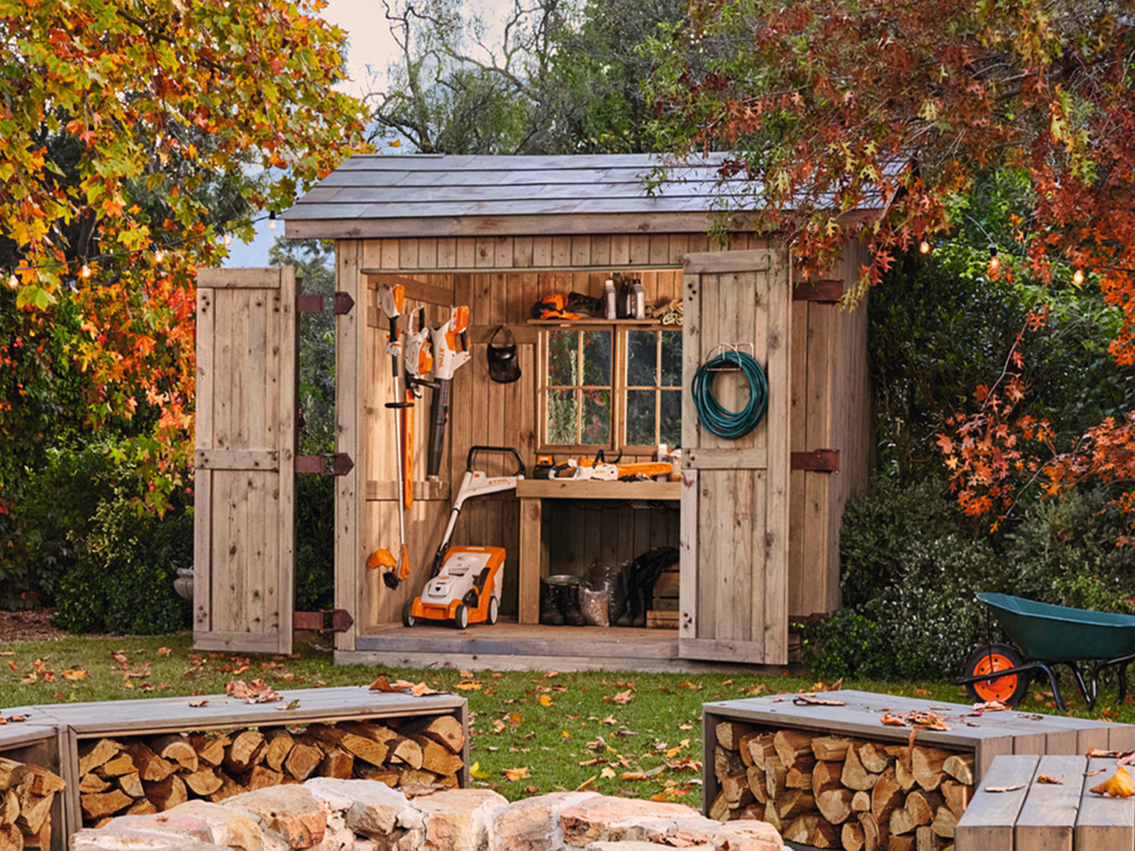 Jesenja bašta sa alatnicom punom STIHL baterijskih uređaja i prijatnim mestom za zalaganje logorske vatre