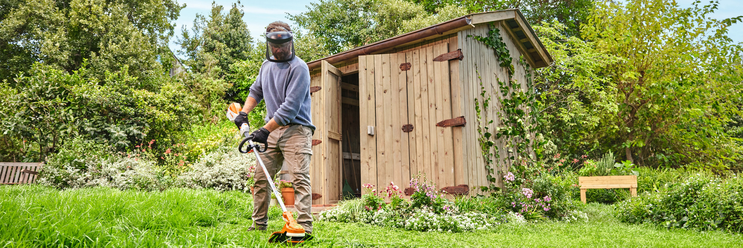  Muškarac skraćuje travu STIHL baterijskim trimerom FSA 70 R