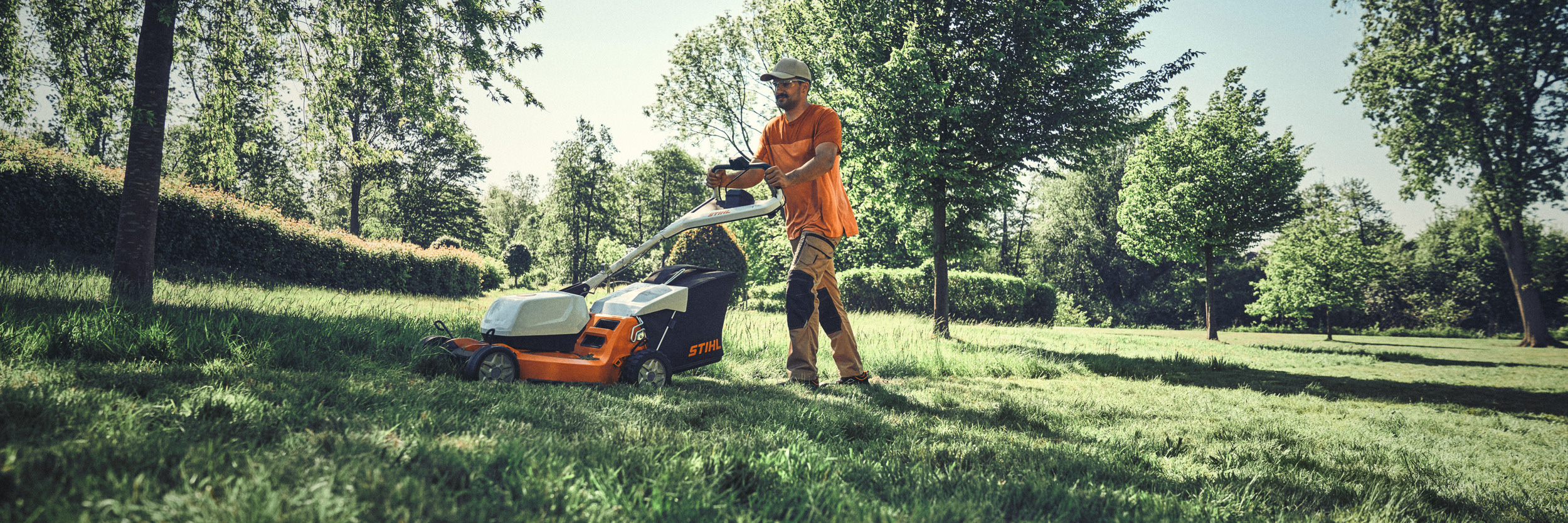  Baterijska kosačica STIHL RMA 756 V – čovek kosi travnjak – prolećna kampanja za 2025.