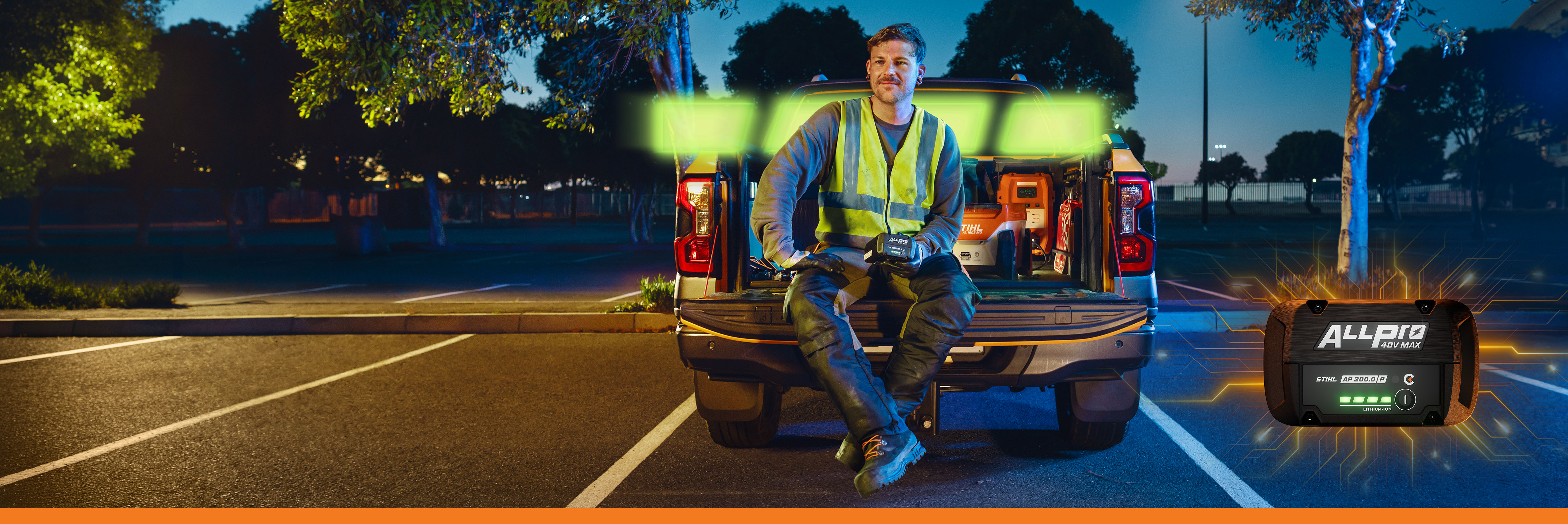 Muškarac sedi na zadnjem delu kombija i drži STIHL AP 300 PC bateriju, uz grafički prikaz baterije i oznaku STIHL ALLPRO baterijskog sistema.