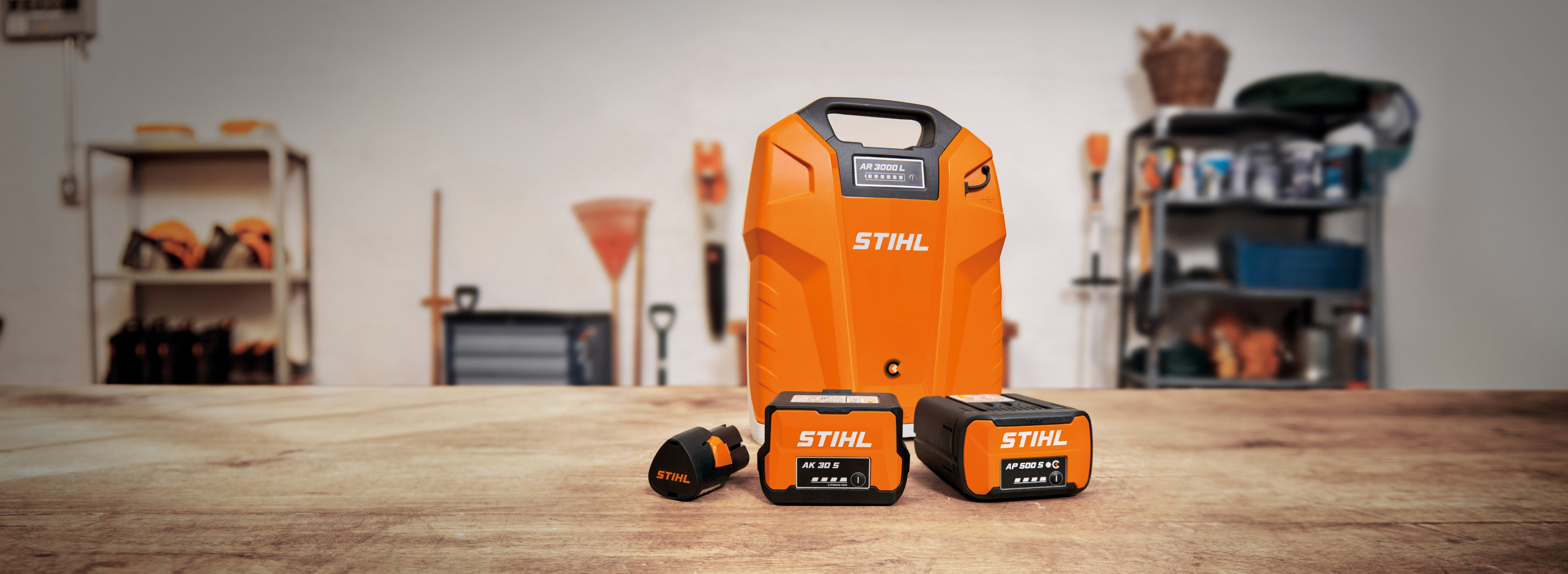 Proizvodi STIHL AP sistema na stolu u garaži