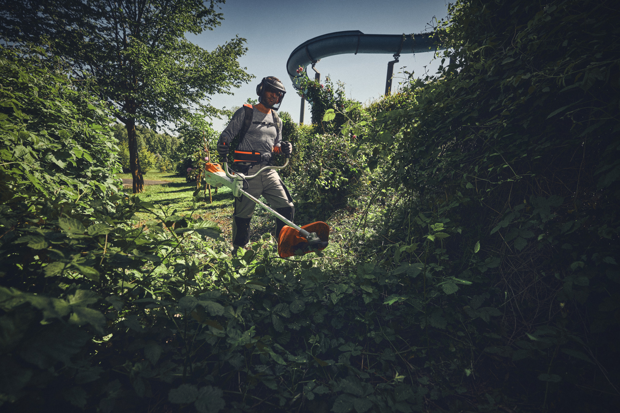 Čovek sa STIHL FSA 400 baterijskim trimerom i uređajem za sečenje seče šiblje – Battery Pro – proleće 2025.