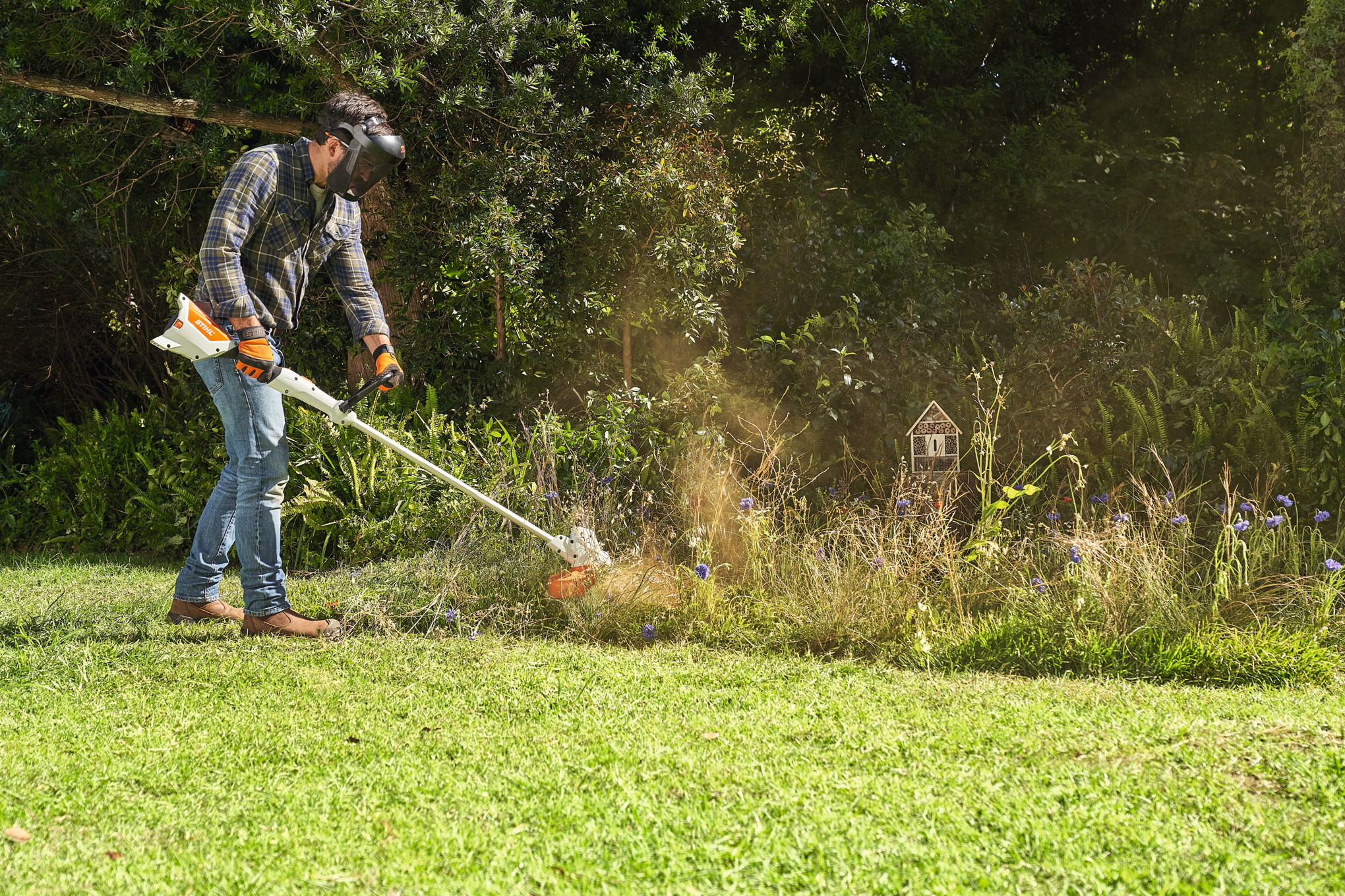 Čovek kosi livadu sa divljim cvećem uz STIHL FSA 57