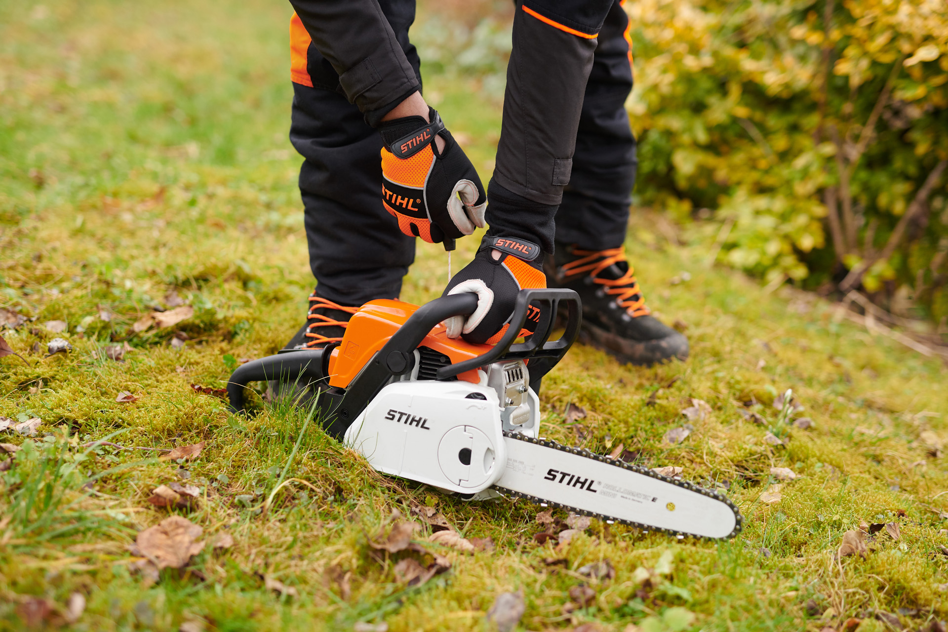 Pokretanje benzinske lančane testere STIHL MS 180 C-BE na tlu