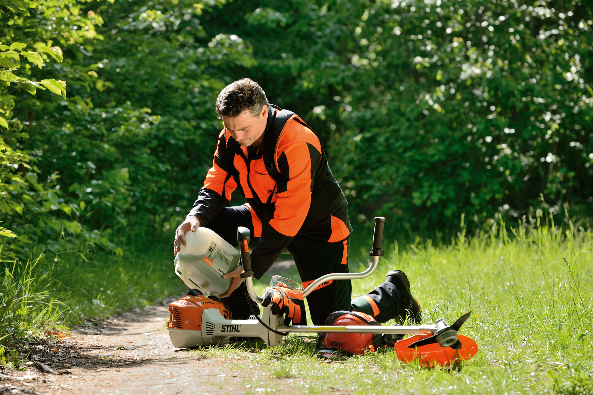 Čovek puni STIHL motornu kosu mešavinom benzina i ulja