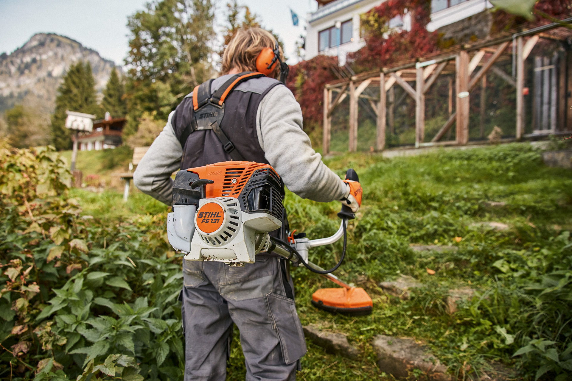 A ház előtti lejtős terepet a 4-Mix® motorral felszerelt STIHL FS 131 benzines bozótvágóval nyírják