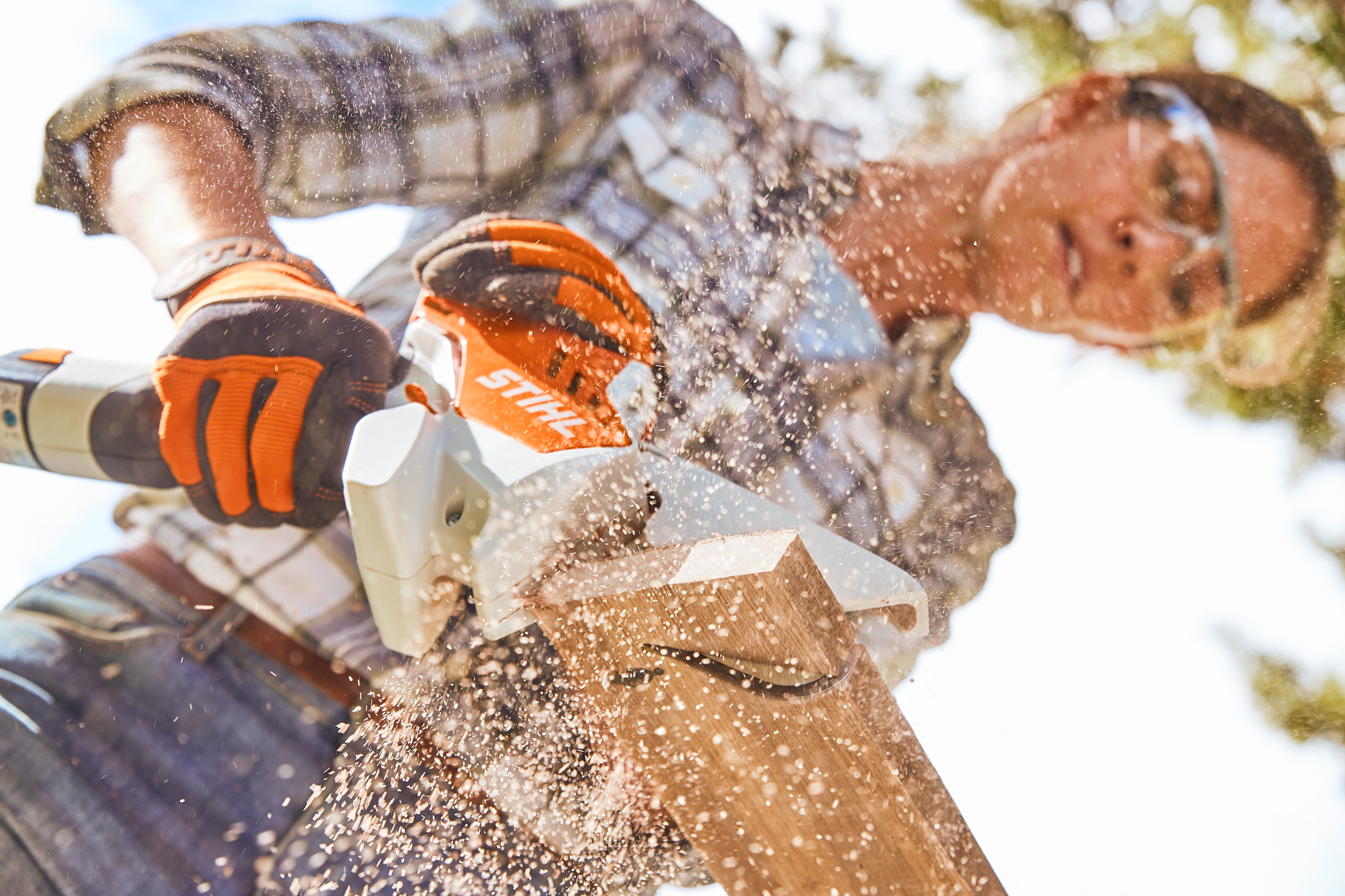 Žena testeriše drvenu dasku STIHL testerom
