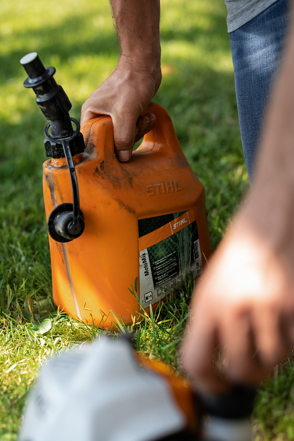 Gorivo STIHL MotoMix za motornu kosu u narandžastom kanisteru