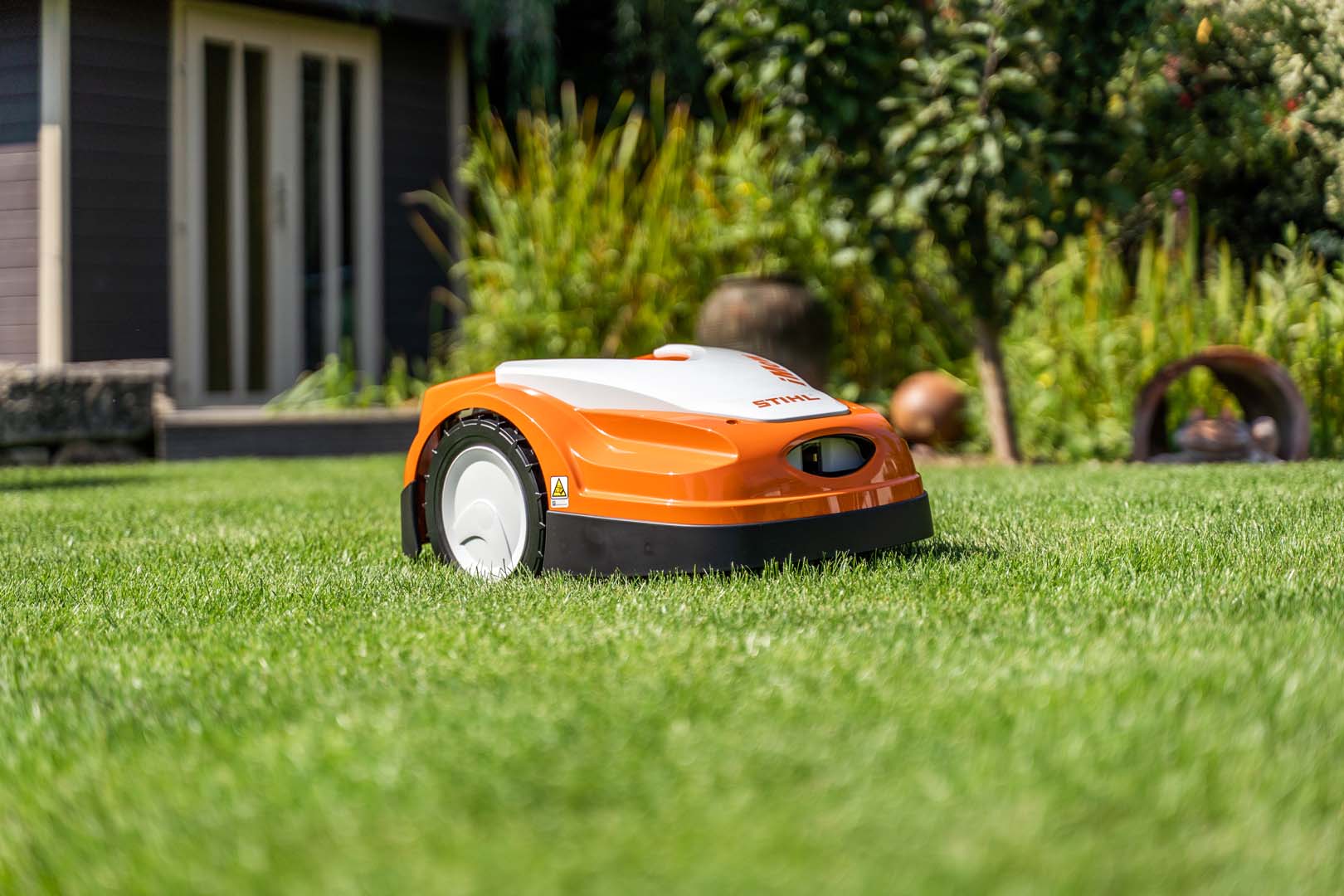 STIHL iMOW® robotske kosačice na zelenoj travi u dvorištu