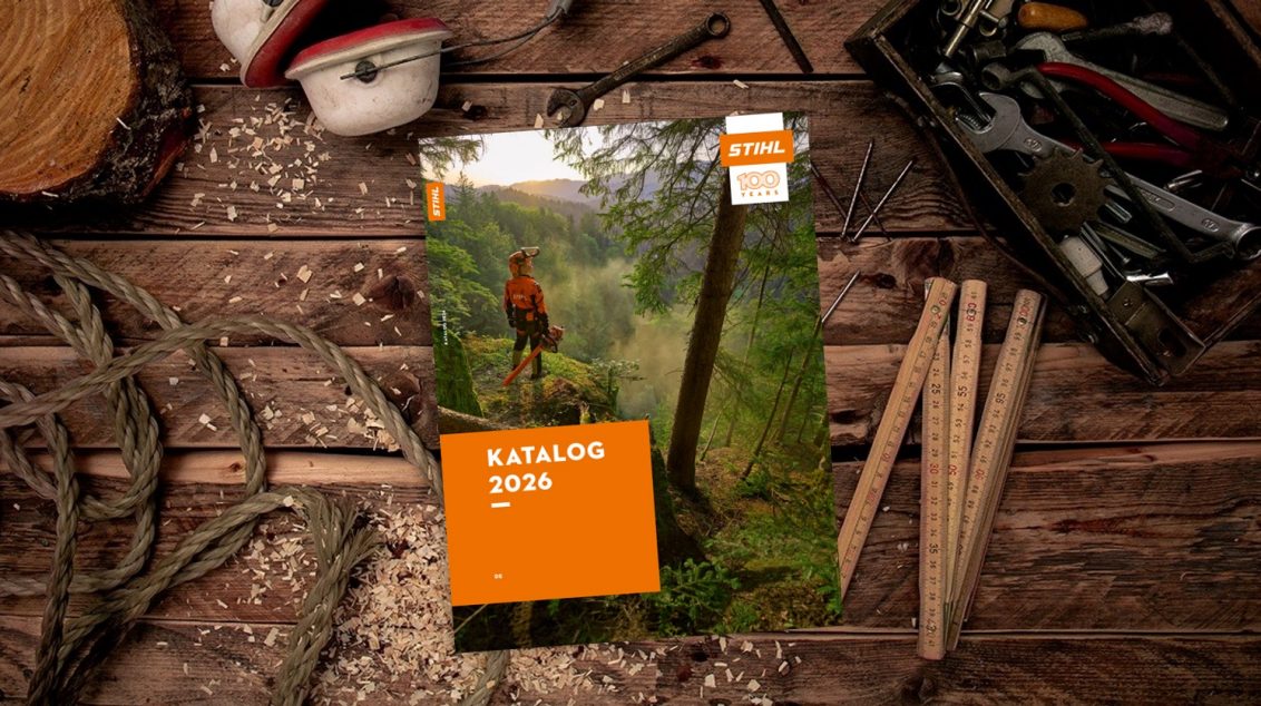 Katalog STIHL proizvoda za 2026. godinu na drvenom stolu