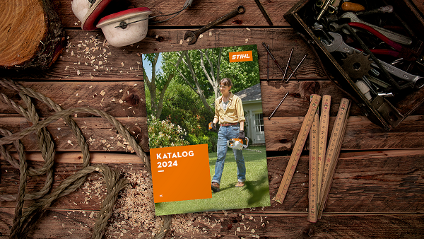 Katalog STIHL proizvoda za 2024. godinu na drvenom stolu