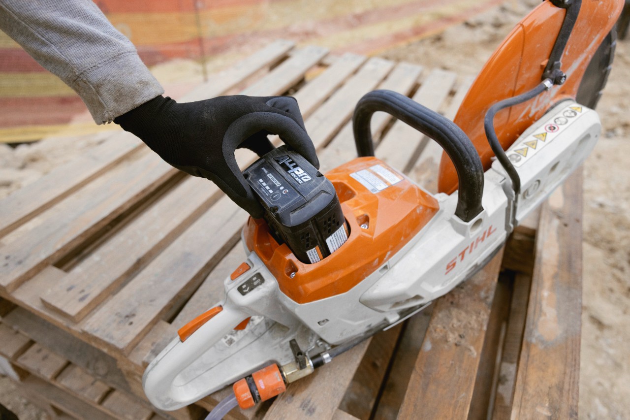 STIHL AP 300 S baterija se ubacuje u TSA 350.