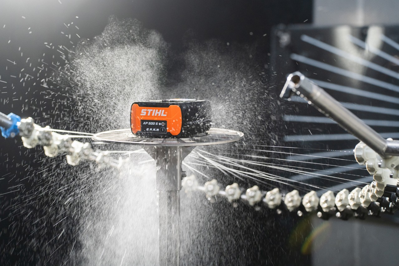 IPX4 test se sprovodi sa STIHL baterijom