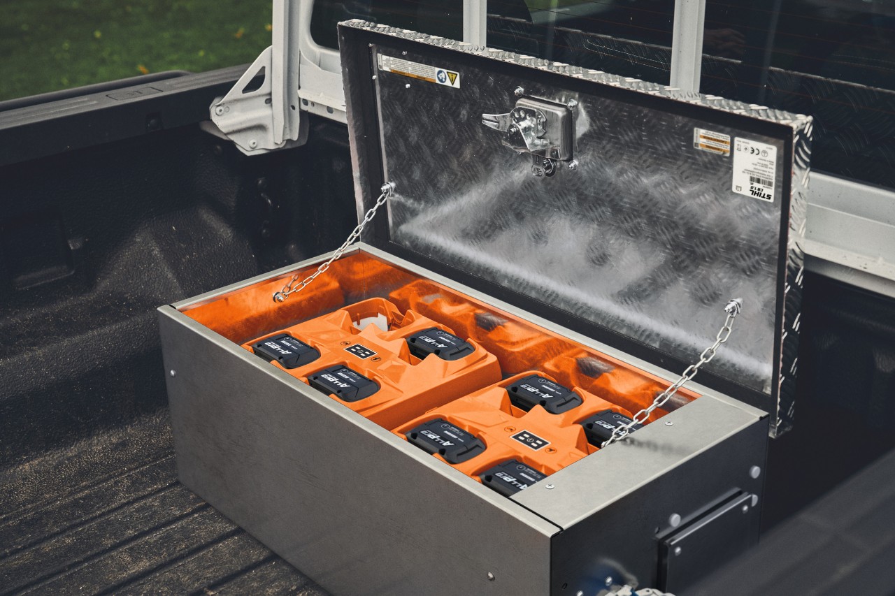 Punjač STIHL CB 1 sa ALLPRO baterijama na tovarnom prostoru pikapa