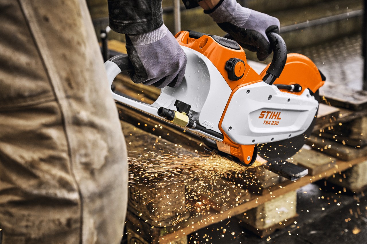 Sečenje metala pomoću TSA 230 i STIHL ALLPRO 300.0 P (C) baterije